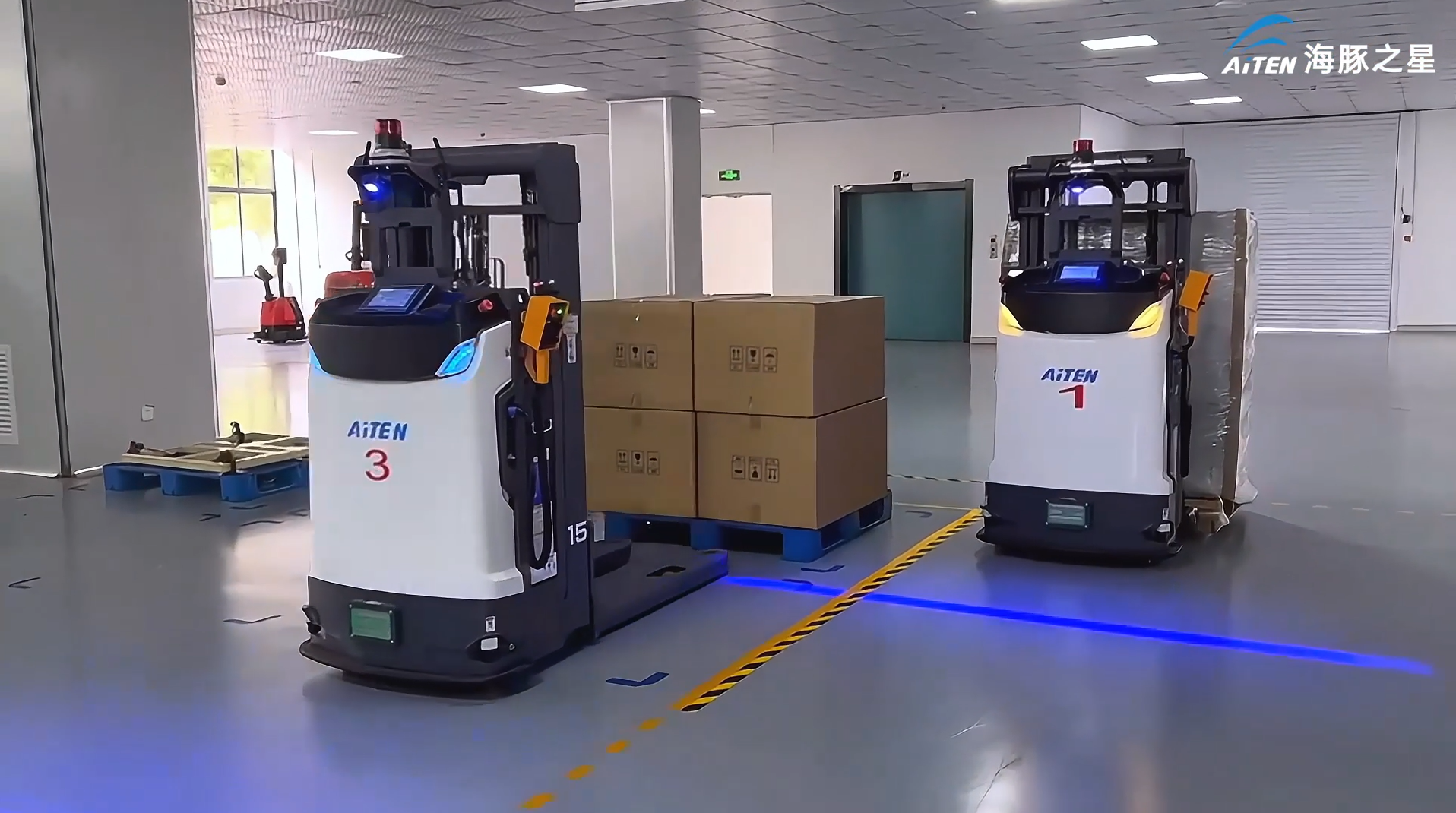 智能调度系统 + 双车型 AGV机器人，实现入库效率 60% 增长